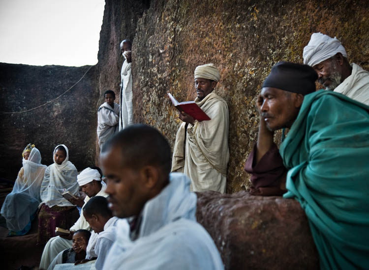 Un gruppo di fedeli in preghiera davanti alla chiesa del Redentore del mondo (Bet Medhame Alem) di Lalibela